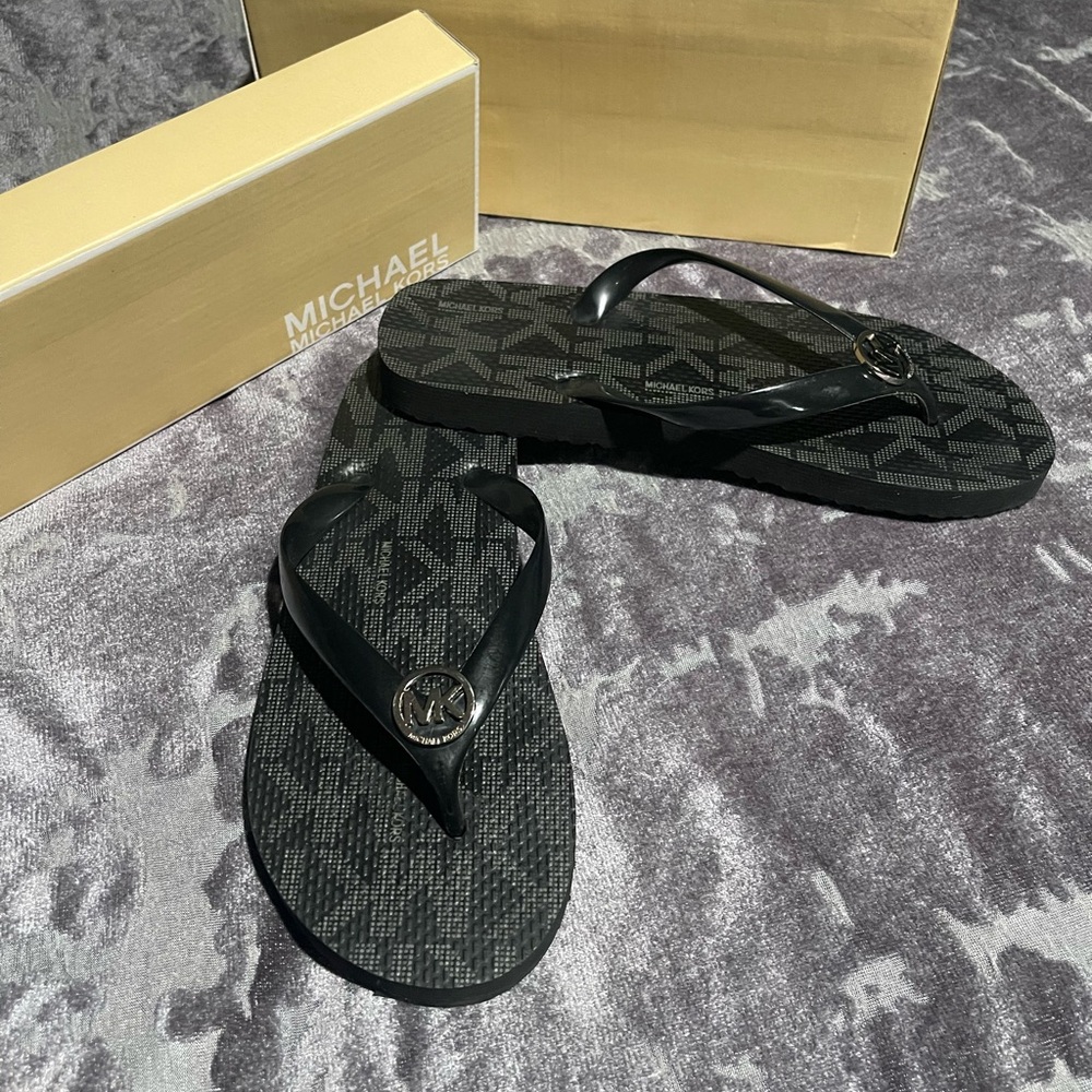 Michael Kors Jet Set Print Flip Flops Black MK Logo Sandals Size 9M - Picture 3 of 9